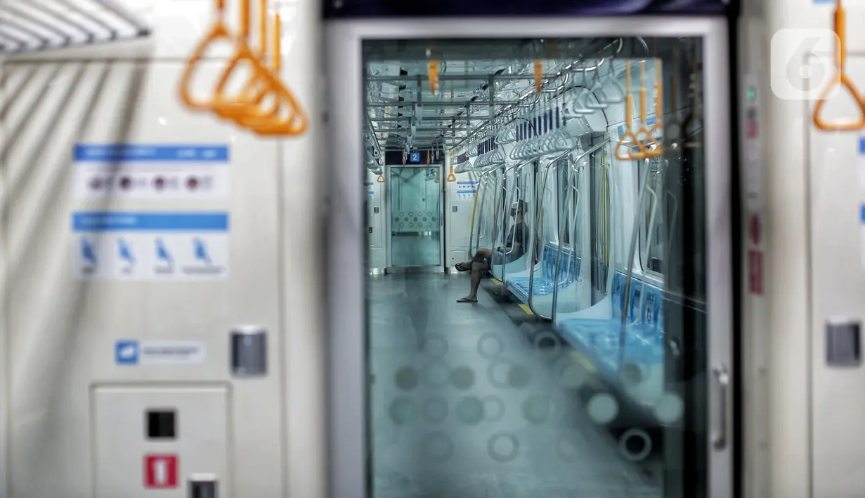 Suasana sepi di dalam Moda Raya Terpadu (MRT) di Jakarta, Minggu (24/5/2020). Di tengah pandemi virus corona COVID-19, pengguna MRT terpantau sepi dan tak seperti libur Lebaran sebelumnya. (Liputan6.com/Johan Tallo)