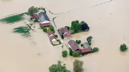 Kondisi di desa Bavarian yang dilanda banjir, Munich , Jerman , 2 Juni 2016. Akibat banjir ini aliran listrik diputus agar tidak menimbulkan hal - hal yang tidak diinginkan. (REUTERS / Michaela Rehle)