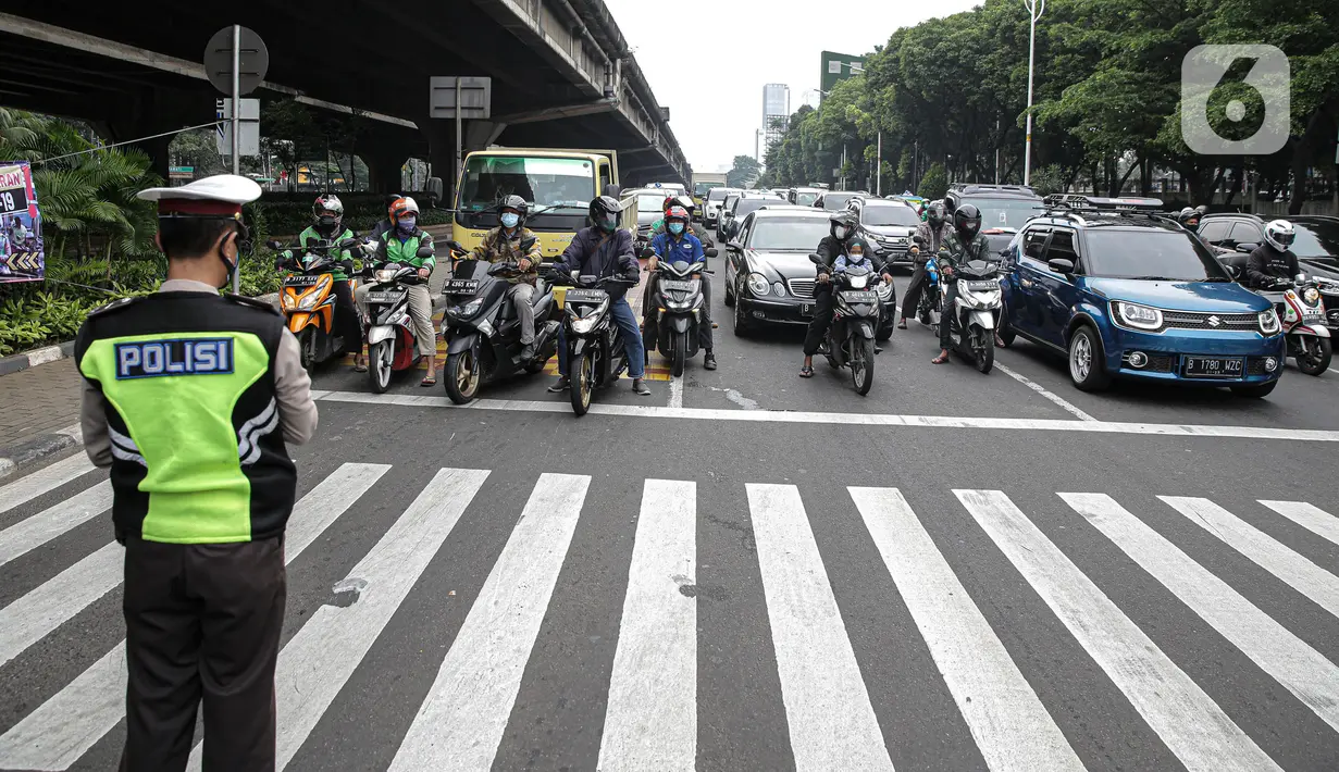 Petugas gabungan Polisi dan pengguna jalan Mengheningkan sejenak di Kawasan Jalan Fatmawati Jakarta, Sabtu (10/7/2021). Kegiatan mengheningkan cipta selama 60 detik tersebut bentuk penghormatan kepada mereka yang telah wafat karena covid-19. (Liputan6.com/Faizal Fanani)
