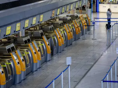 Konter check-in Lufthansa yang kosong terlihat di bandara internasional di Frankfurt, Jerman, Rabu (27/7/2022). Maskapai Jerman, Lufthansa telah membatalkan lebih dari 1.000 penerbangan. Pembatalan dilakukan imbas dari mogok kerja seluruh staf daratnya. (AP Photo/Michael Probst)