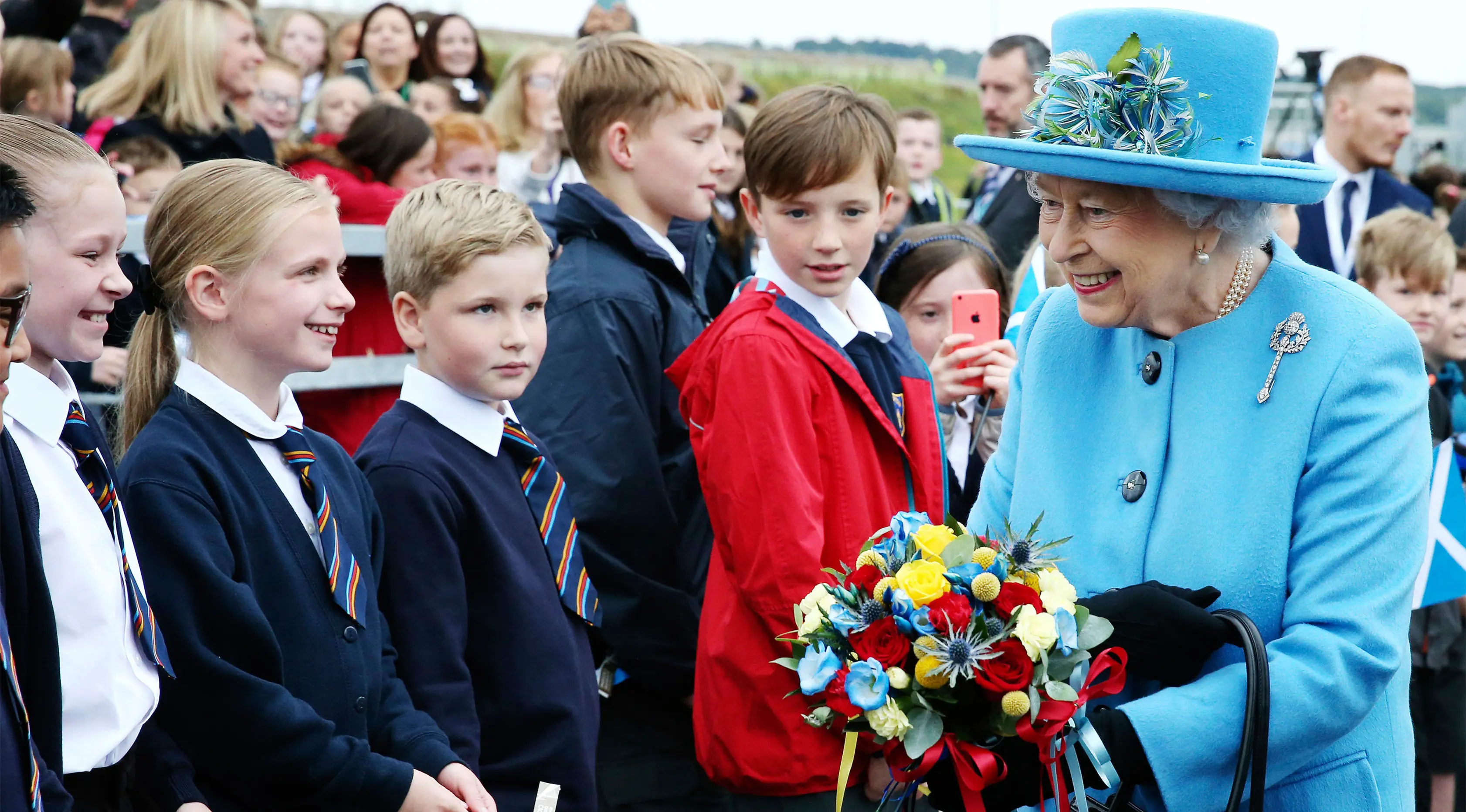 Ratu Elizabeth II menyapa anak-anak yang hadir di peresmian jembatan Queensferry, Skotlandia, Minggu (4/9). Queensferry  dibangun dengan 35 ribu ton baja dan 150 ribu ton besi berdiri setinggi 210 meter diatas permukaan air. (Andrew Milligan/PA via AP)