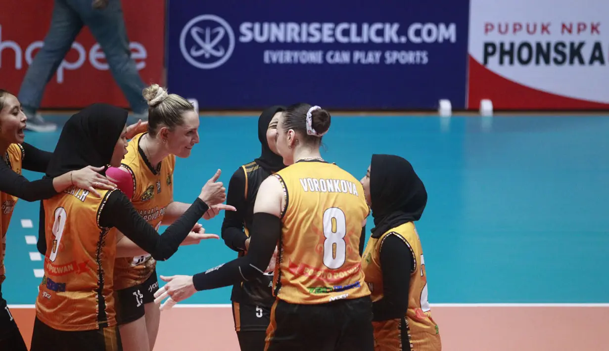 Kemenangan ketujuh secara keseluruhan di PLN Mobile Proliga 2024 ditorehkan Jakarta Popsivo Polwan atas tuan rumah Gresik Petrokimia Pupuk Indonesia dengan skor 3-0 (25-11, 29-27, 25-23) pada hari terakhir seri pertama putaran kedua, Minggu (19/5/2024). (Dok. PBVSI)