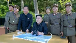 Pemimpin Korea Utara Kim Jong Un bersama jajarannya melihat uji coba peluncuran rudal balistik jarak menengah Pukguksong-2, Korea Utara, Selasa (22/5). (AP/KCNA)