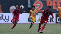 Pemain Sriwijaya FC U-19 , Zulfachri Muhamad melepaskan umpan melewati adangan para pemain Persija Jakarta U-19 pada laga perdana Liga 1 U-19 di Stadion Patriot, Bekasi, Sabtu (8/7/2017). Persija U19 bermain imbang 1-1. (Bola.com/Nicklas Hanoatubun)