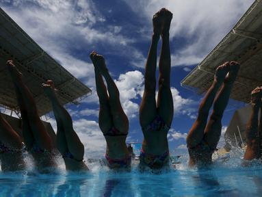 Tim renang indah putri Prancis sedang beraksi dalam sesi latihan resmi jelang kualifikasi Olimpiade 2016 di Rio de Janeiro, Brasil, (4/3/2016). (Reuters/Ricardo Moraes)