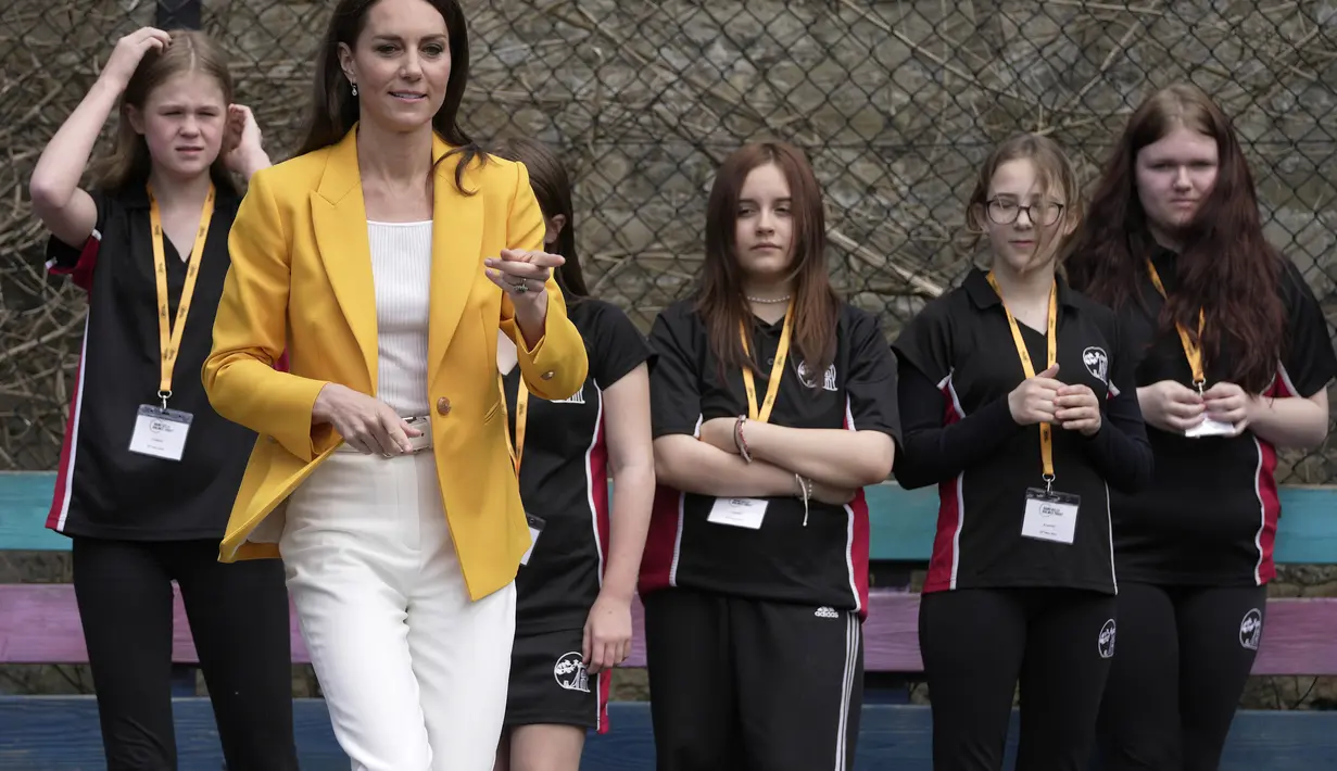 <p>Kate Middleton menghabiskan waktu bersama para remaja yang mendapatkan bantuan melalui olahraga untuk menandai Pekan Kesadaran Kesehatan Mental. (AP Photo/Kin Cheung, pool)</p>