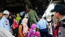 Sejumlah warga korban gempa dan tsunami Palu-Donggala turun dari pesawat saat tiba di Surabaya (4/10). Sebanyak 1.411 orang telah dikonfirmasi tewas akibat bencana tersebut. (AFP Photo/Juni Kriswanto)