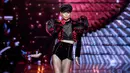 Miss France 2024 terpilih Eve Gilles, Miss Nord-Pas-de-Calais, tampil pada kontes kecantikan di Dijon, Sabtu (16/12/2023). (ARNAUD FINISTRE / AFP)
