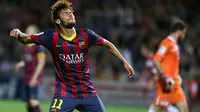 Pemain Barcelona Neymar da Silva meluapkan emosinya saat gagal memanfaatkan peluang mencetak gol ke gawang Granada dalam laga lanjutan La Liga Spanyol di stadion Nuevo Los Carmenes, Granada, (13/4/2014). (REUTERS/Pepe Marin)