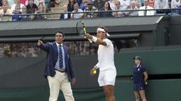 Rafael Nadal melakukan protes kepada wasit Ali Nili akibat cahaya matahari yang memantul ke wajahnya saat melawan Gilles Muller pada hari ketujuh di Wimbledon Tennis Championships 2017, London (10/7/2017). (AP/Tim Ireland)
