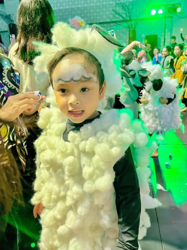 Potret Gala dengan kostum domba biri-biri dalam acara konser di sekolah (Sumber: Instagram/@galaasky)