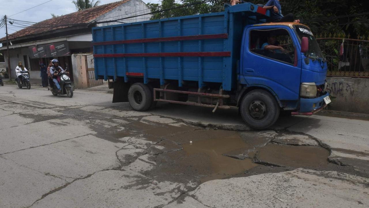 Kondisi Jalan Raya Tanjung Pasir Tangerang Rusak Parah Akibat Dilewati Truk-Truk Besar