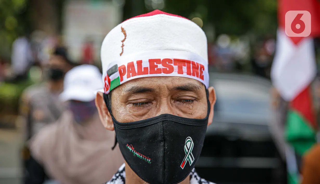 Massa Gerakan Pekerja Muslim Indonesia (GPMI) melakukan aksi solidaritas untuk Palestina di kawasan Thamrin, Jakarta, Jumat (28/5/2021). Massa yang datang terlihat menggunakan atribut Palestina seperti bendera besar dan syal. (Liputan6.com/Faizal Fanani)
