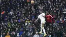 Bek Manchester United, Aaron Wan-Bissaka berebut bola udara dengan pemain Leeds United, Junior Firpo pada pertandingan lanjutan Liga Inggris di Stadion Elland Road di Leeds, Inggris, Minggu (20/2/2022). MU menang atas Leeds United 4-2. (AP Photo/Jon Super)