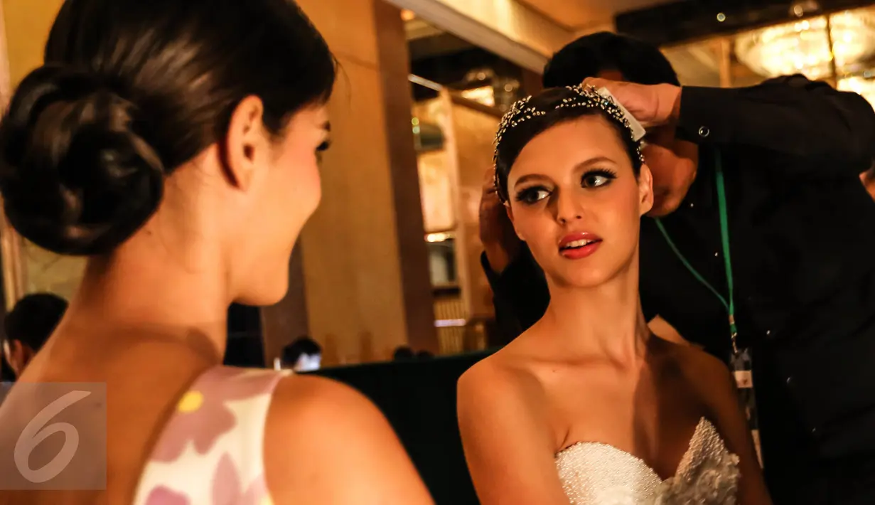 Dua model berbincang saat di ruang ganti sebelum pagelaran busana karya desainer Fetty Rusli di Hotel Mulia Senayan Jumat (26/02). Penonton akan disajikan drama seorang gadis yang mencari cinta di sebuah taman labirin (Liputan6.com/Fery Pradolo)