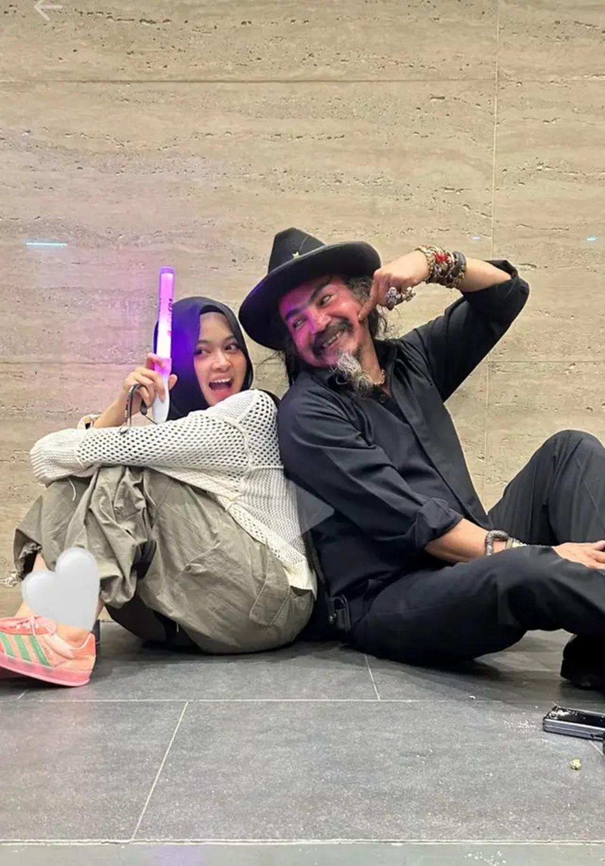 7 Potret Limbad dan Anak Kompak Nonton Konser JKT48, Girang Jadi Wota