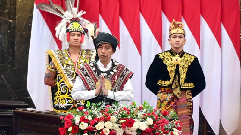 2 Ajudan yang Berdiri di Belakang Jokowi Viral dan Bikin Salfok Warganet. 2 Ajudan Jokowi Itu Bernama Kompol Syarif Muhammad Fitriansyah dan Kapten (Inf) Mat Sony Misturi (Dokumen: Fotografer Kepresidenan RI)