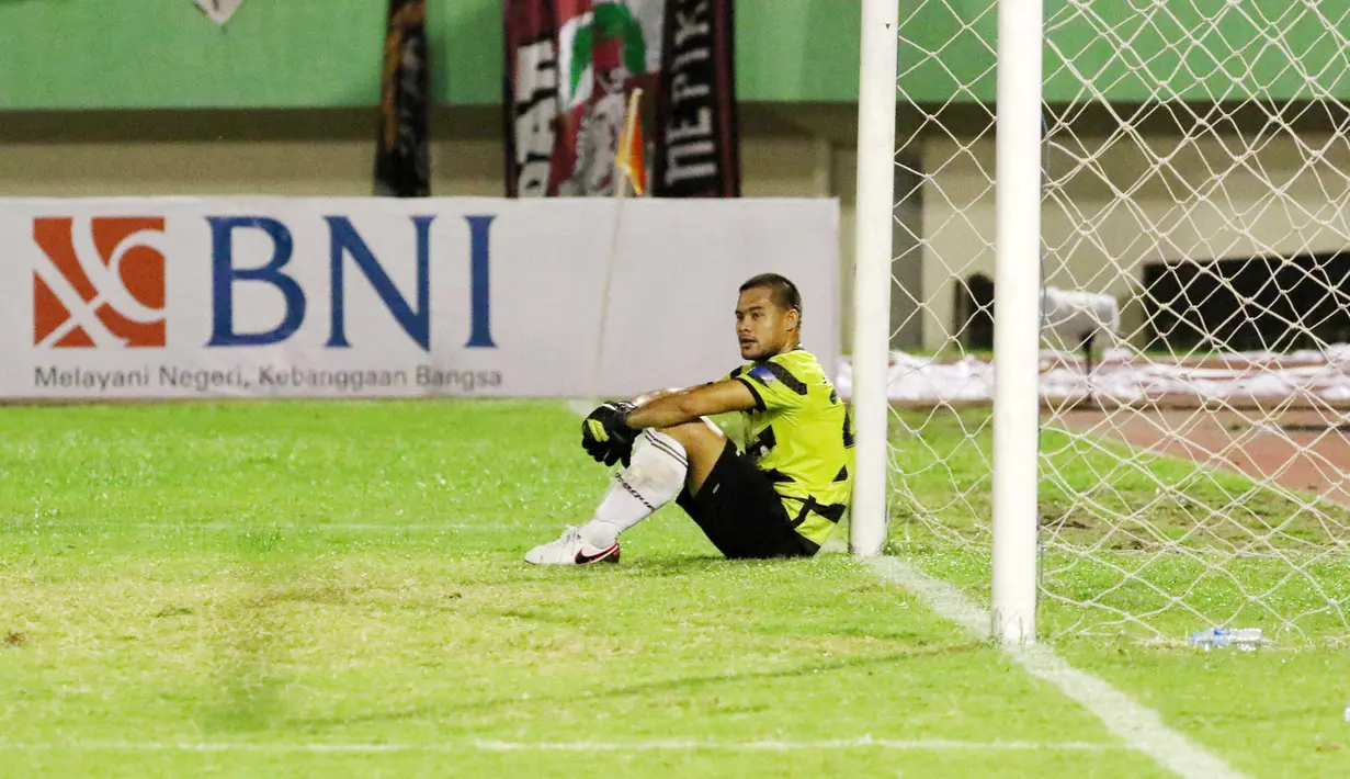 Andritany duduk santai menunggu lampu stadion menyala pada laga Piala Jenderal Sudirman di Stadion Manahan, Solo, Selasa (15/12/2015). (Bola.com/Nicklas Hanoatubun)