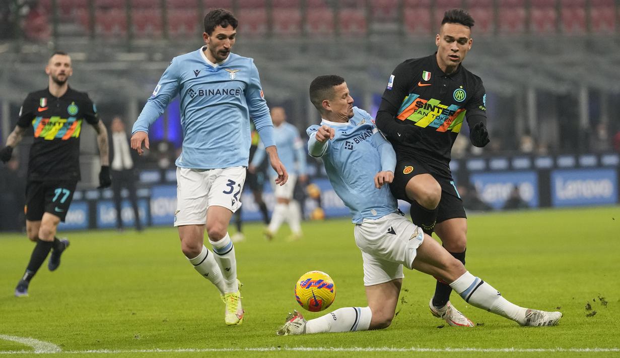 Lautaro Martinez sebenarnya mampu menjebol gawang Lazio pada menit ke-17 usai menerima umpan Alexis Sanchez, namun dianulir VAR karena terlebih dahulu terperangkap offside. (AP/Antonio Calanni)