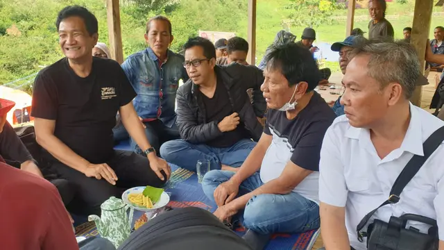 Aktivis senior Hariman Siregar turun gunung berkumpul dengan puluhan Simpul Aktivis Angkatan (Siaga) 98 dan aktivis lintas generasi, dalam kemah aktivis lintas generasi di Garut, Jawa Barat. (Liputan6.com/Jayadi Supriadin)