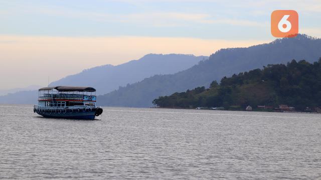 Kapal Motor di Danau Toba