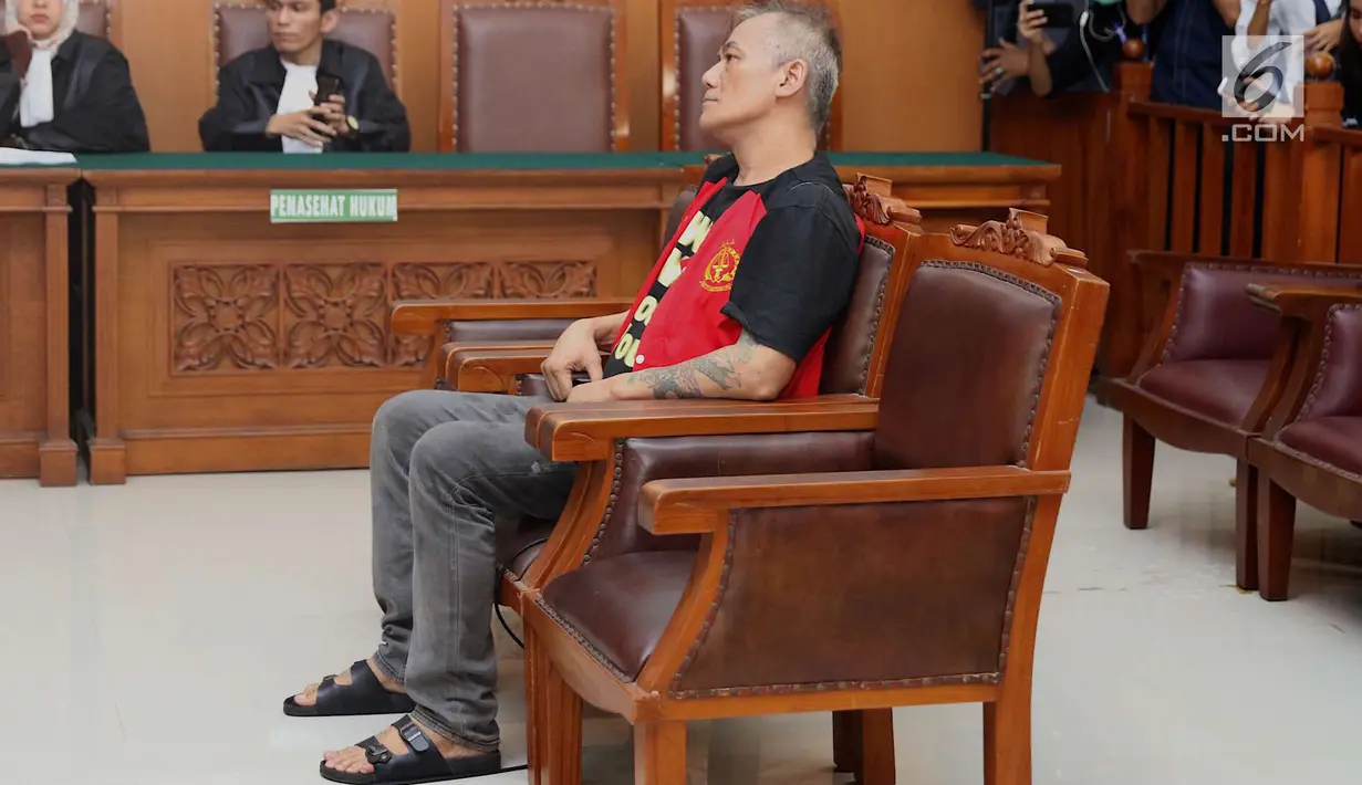 Aktor Tio Pakusadewo menjalani sidang lanjutan kasus narkoba di PN Jakarta Selatan, Kamis (7/6). Sidang yang beragendakan pledoi atau pembacaan pembelaan dari Tio Pakusadewo ditunda karena hakim ketua berhalangan hadir. (Liputan6.com/Immanuel Antonius)