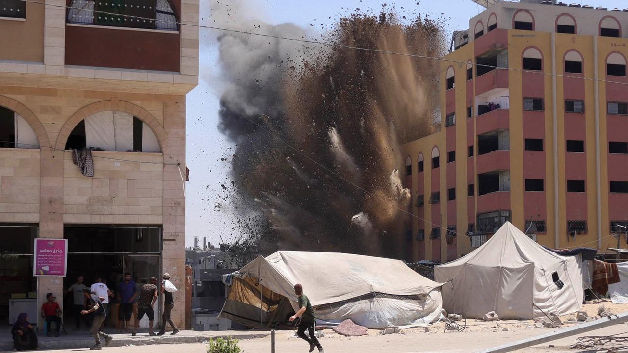 Judul: Detik-Detik Roket Israel Hantam Gedung di Gaza