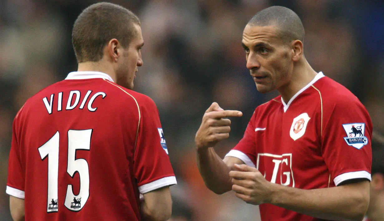 Nemanja Vidic dan Rio Ferdinand berhasil menjadi duet maut di lini belakang Setan Merah di bawah asuhan Sir Alex Ferguson. Pasangan ini mampu membuat rekor bermain tanpa kebobolan selama 1.311 menit di Liga Inggris musim 2008/2009. (Foto: AFP/Chris Young)