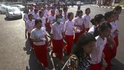 Sejumlah perawat dan bidan menggelar aksi protes di depan Monumen Kemerdekaan di Yangon, Myanmar, Rabu (15/3). Mereka menolak penerapan lisensi yang diajukan Departemen Kesehatan. (AP Photo / Thein Zaw)