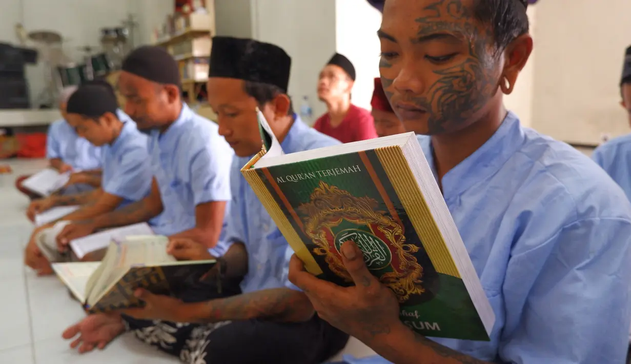 Kegiatan ini merupakan bagian dari program pembebasan para narapidana selama bulan suci Ramadhan. (AFP/Dziki Oktomauliyadi)
