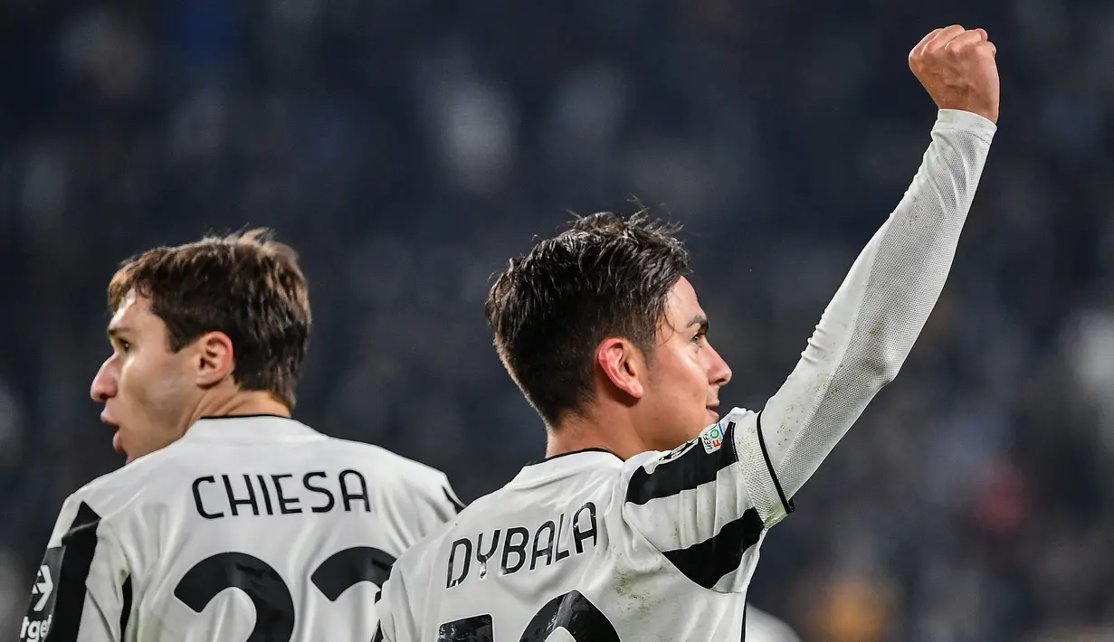 Pemain depan Juventus, Paulo Dybala (kanan) merayakan di samping Federico Chiesa setelah mencetak gol ke gawang  Zenit St. Petersburg pada match day ke-4 Liga Champions di Allianz stadium, Rabu (3/11/2021) dinihari WIB. Menjamu Zenit, Juventus menang 4-2 atas Zenit. (Isabella BONOTTO / AFP)