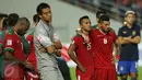 Pemain Timnas Indonesia tertunduk usai laga final kedua Piala AFF 2016 melawan Thailand di National Stadium Rajamangala, Bangkok, Sabtu (17/12). Indonesia kalah 2-0 dan harus puas menjadi runner up. (Liputan6.com/Helmi Fithriansyah)