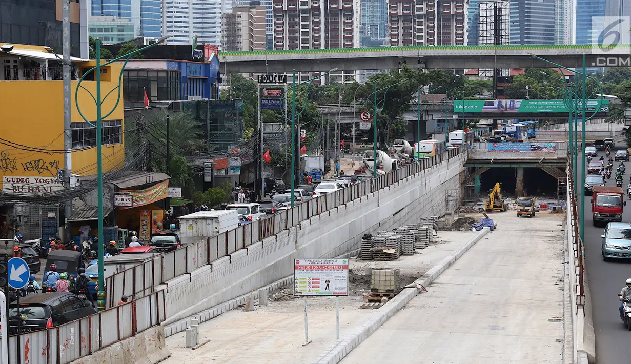 Kondisi pembangunan Underpass Mampang di Jakarta, Senin (12/3). Pembangunan Underpass Mampang ini telah mencapai 90 persen dan ditargetkan selesai pada April 2018. (Liputan6.com/Immanuel Antonius)