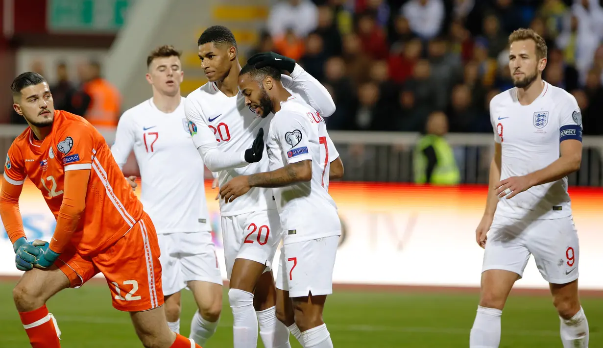 Striker Timnas Inggris, Marcus Rashford berselebrasi dnegan rekan setimnya setelah mencetak gol ke gawang Kosovo pada laga Grup A kualifikasi Piala Eropa 2020 di Fadil Vokrri Stadium, Minggu (17/11/2019).  Timnas Inggris mampu meraih kemenangan telak 4-0 atas timnas Kosovo. (Armend NIMANI / AFP)