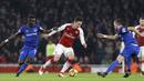 Pemain Arsenal, Mesut Ozil (tengah) berusaha keluar dari kepungan dua pemain Everton pada laga Premier League di Emirates Stadium, London, (3/2/2018). Arsenal menang 5-1. (AP/Alastair Grant)