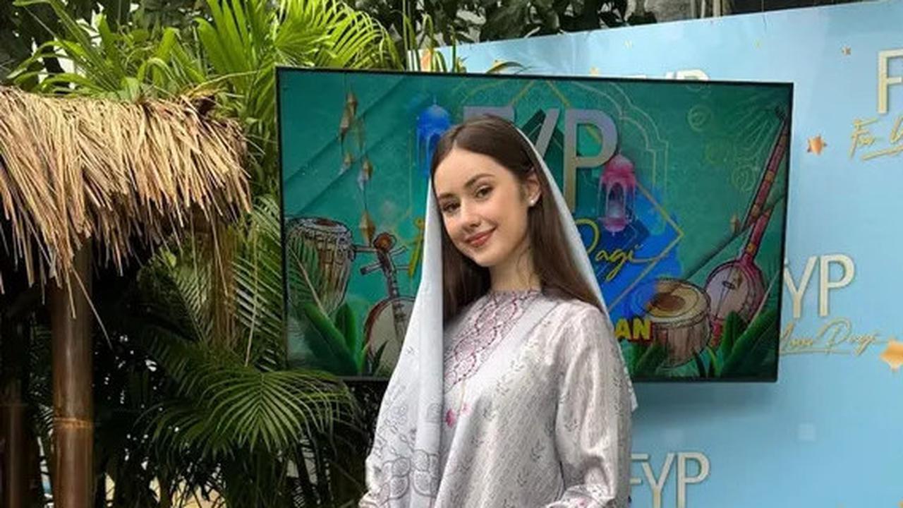 7 Potret Cantik Vika Kolesnaya Pakai Kerudung Sambil Diajari Agama Islam oleh Billy Syahputra Sang Pacar