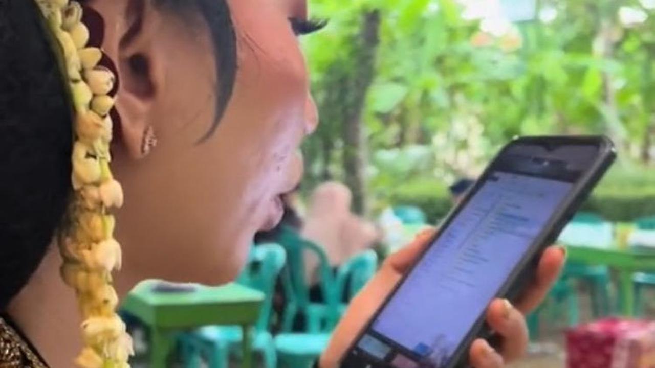 Viral Pengantin Wanita Tetap Bekerja di Hari Pernikahannya, Bikin Suami Tepuk Jidat