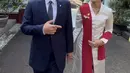 Pada kesempatan ini, Beby juga kenakan selendang merah untuk sempurnakan tampilan. Dengan sisipan brosch emas gayanya kian memikat. [Foto: Instagram/ Beby Tsabina]