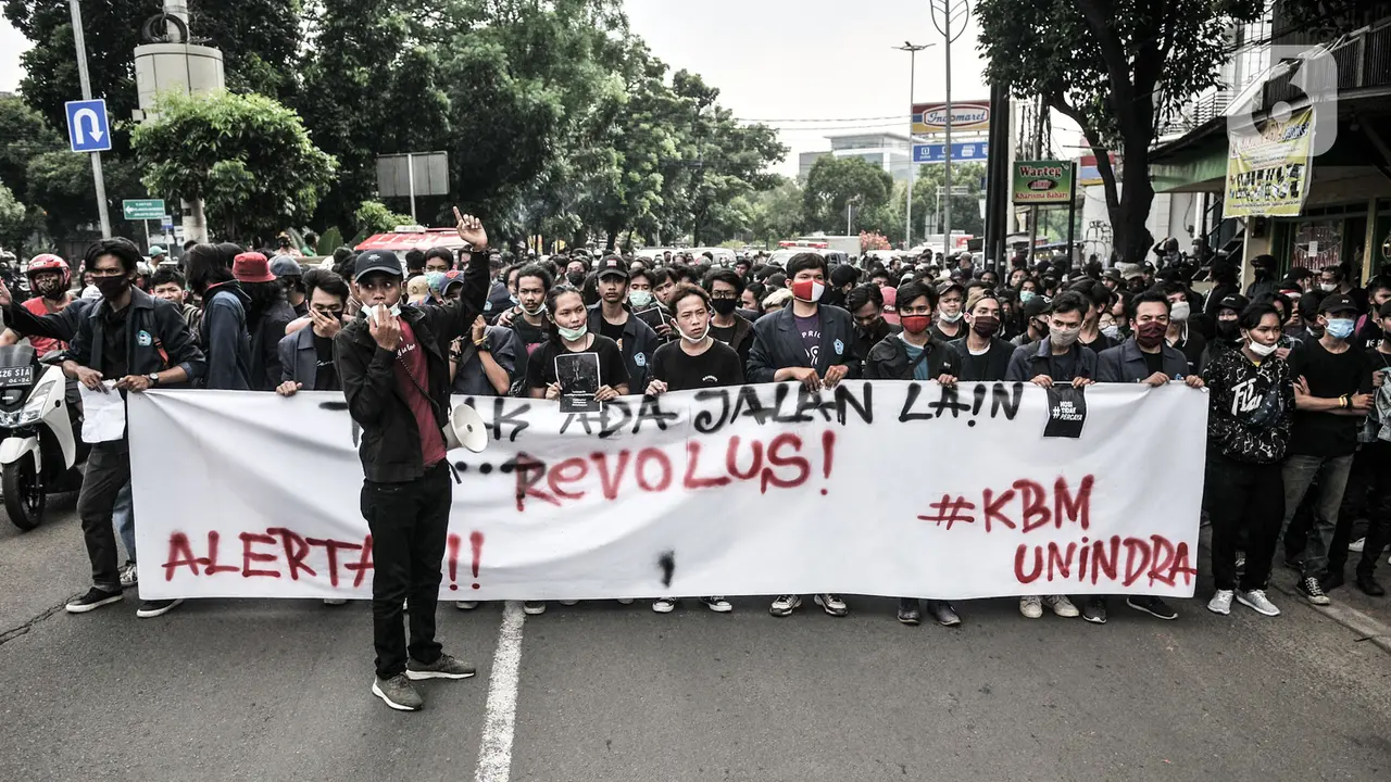 FOTO: Aksi Longmarch Mahasiswa Tolak UU Cipta Kerja