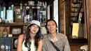 Reny dan Bimbim juga terlihat kompak bergaya musim panas.  Nuansa summer terlihat dari pemilihan cutting dan warna outfit yang digunakan. [Foto: Instagram/ Realmemi]