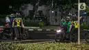 Polisi memberi arahan kepada pengendara motor saat penyekatan jalan di kawasan Pasar Baru, Jakarta, Kamis (31/12/2020). Polda Metro Jaya menutup sejumlah ruas jalan selama Car Free Night dan Crowd Free Night pada malam Tahun Baru 2021 untuk mencegah penyebaran COVID-19. (Liputan6.com/Faizal Fanani)