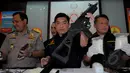 Direktorat Tindak Pidana Narkoba Mabes Polri Jakarta, Jumat (6/3/2015), menangkap pengedar narkoba jaringan internasional. Tampak Brigjen Pol Anjan Pramuka Putra (tengah) memperlihatkan senjata yang berhasil mereka amankan(Liputan6.com/Faisal R Syam)