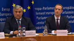 Presiden Parlemen Eropa Antonio Tajani (kiri) dan CEO Facebook Mark Zuckerberg (kanan) saat memberi keterangan di Brussel, Belgia, Selasa (22/5). Zuckerberg menyampaikan permintaan maafnya terkait skandal kebocoran data Facebook. (EBS/AFP)