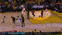 Salah satu bentuk kesalahan yang dilakukan Cleveland Cavaliers dalam defense pada Gim 2 Final NBA 2017 kontra Golden State Warriors, Senin (5/6/2017) WIB. (NBA)