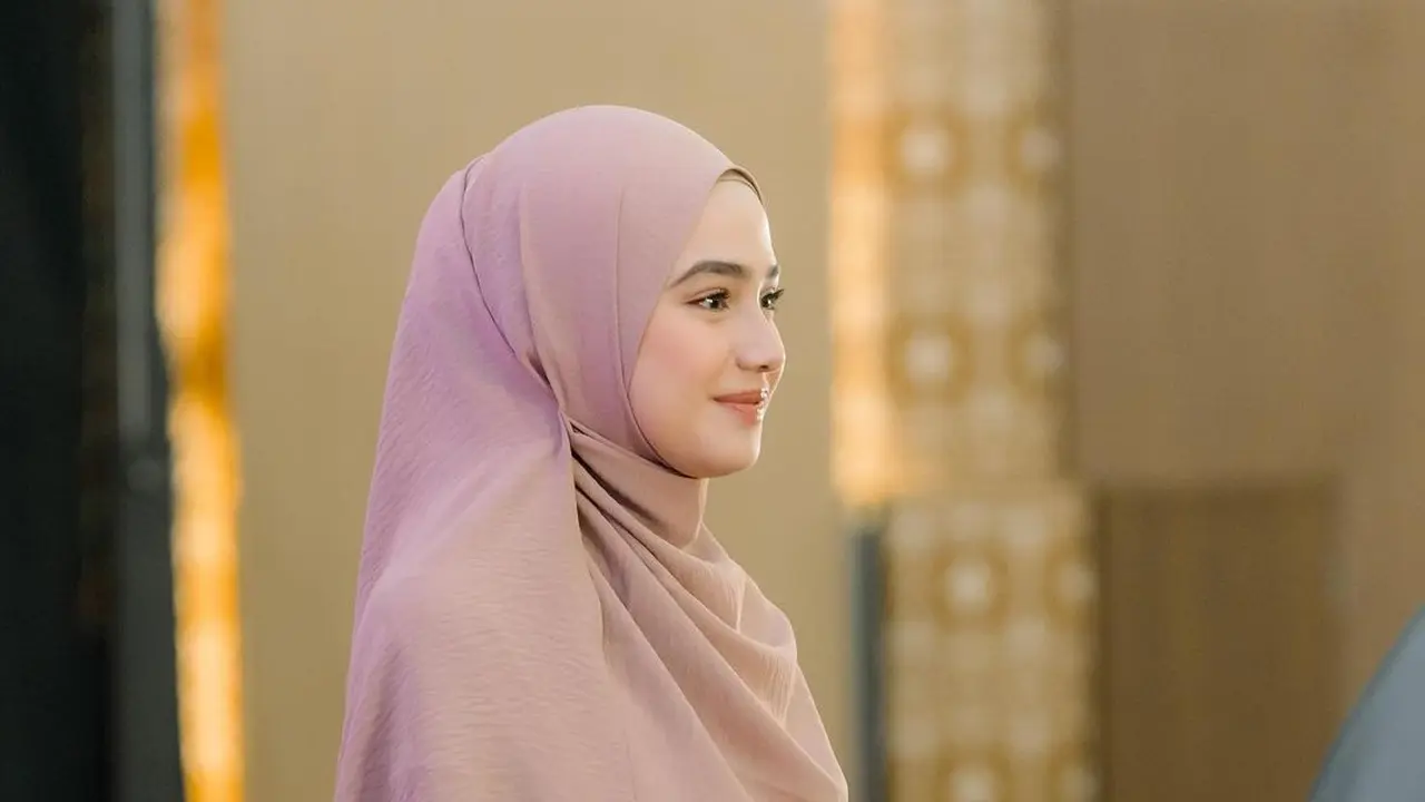 6 Pesona Anggun Meneduhkan Syifa Hadju Pakai Hijab Syar’i di Kajian Hanan Attaki