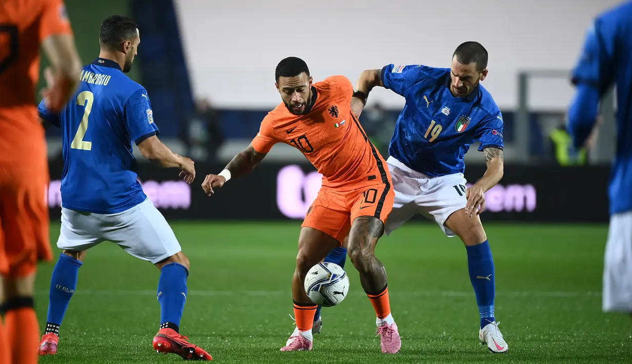 Penyerang Belanda, Memphis Depay, berebut bola dengan bek Italia, Leonardo Bonucci, pada laga lanjutan UEFA Nations League di Atleti Azzurri d'Italia Stadium, Kamis (15/10/2020) dini hari WIB. Italia imbang 1-1 atas Belanda. (AFP/Marco Bertorello)