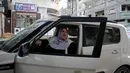 Warga Palestina Nayla Abu Jubbah duduk di dalam kendaraannya saat bekerja di Gaza City pada 18 November 2020. Nayla (39) membuka sebuah kantor taksi kecil yang menawarkan layanan untuk mengantarkan penumpang khusus wanita dan menyebutnya "Taksi Al-Mukhtara". (Xinhua/Rizek Abdeljawad)