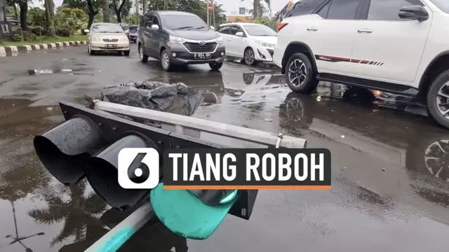VIDEO: Hujan Angin Kencang, Tiang Lampu Lalu Lintas di Daan Mogot Jakarta Roboh