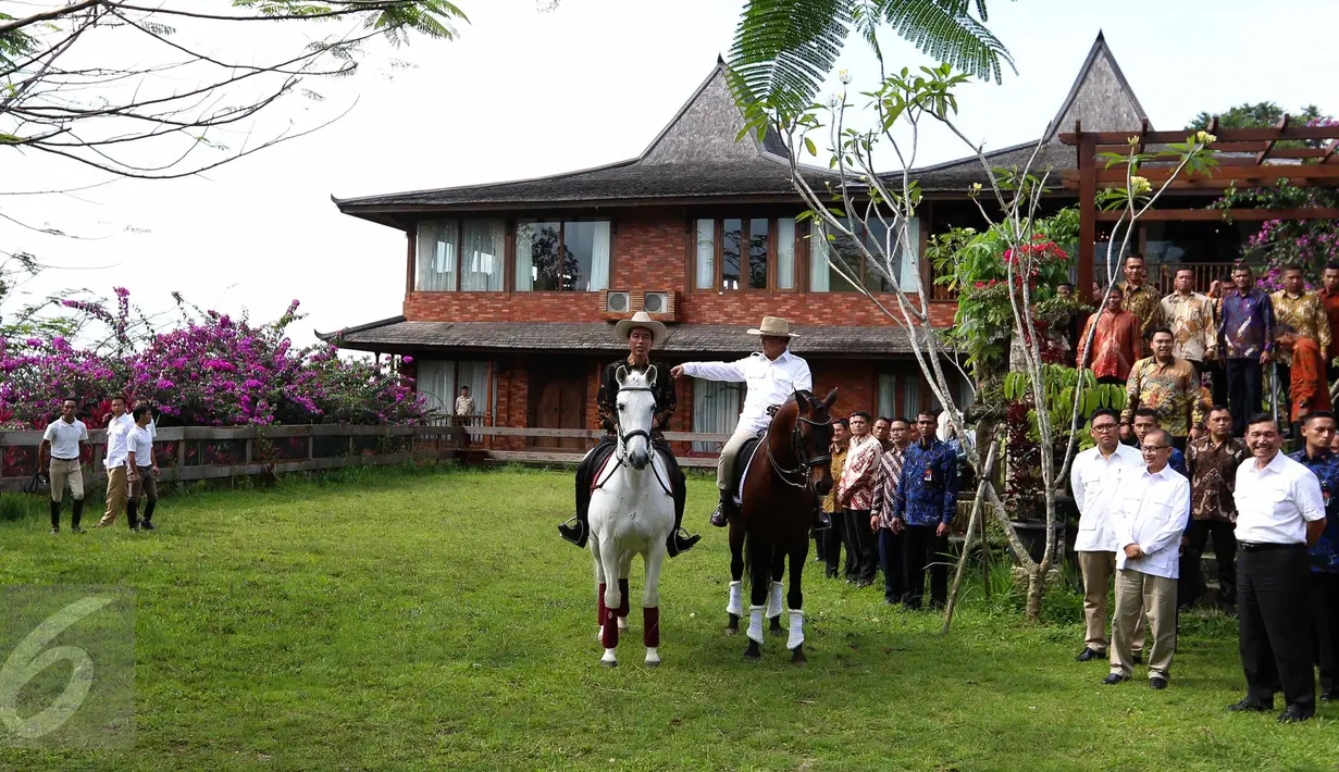 <p>Presiden Jokowi dan Ketua Umum Partai Gerindra Prabowo Subianto bersantai sambil menaiki kuda di halaman kediaman Prabowo di Hambalang, Bogor, Senin (31/10). Keduanya usai melakukan pertemuan tertutup selama hampir 2 jam. (Liputan6.com/Faizal Fanani)</p>