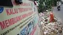 Tumpukan sampah rumah tangga mengotori Jalan Raya Tanah Baru di kawasan Depok, Jawa Barat, Rabu (15/5/2019). Kurangnya tempat penampungan membuat warga terpaksa membuang sampah di lokasi tersebut, meskipun menimbulkan bau tidak sedap serta mengotori jalan. (Liputan6.com/Immanuel Antonius)